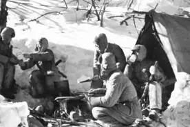 他战功赫赫开国至少被授少将，却因犯错被降级，李先念力保他军衔图片