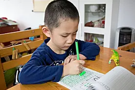 老师眼中调皮捣蛋的学生，一句"你又没夸过我"，直接问倒老师图片