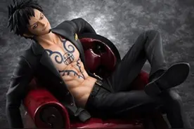 海贼王：七武海被制作成手办，女帝腿长2米，鹰眼神情很逗图片