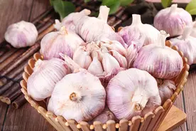 原来保存大蒜并不难，被直接放冰箱，牢记2个小技巧，久放不坏图片