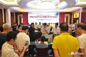 象棋世界冠军许银川特级大师来潮阳，与棋友上演“车轮大战”……图片