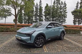 全自动停入小车位，试驾纯电SUV哪吒U图片