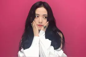 女人洗完头后，做到3点，在家也能打理出理发店柔顺效果的头发图片