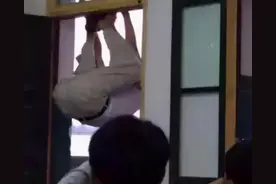 学生抓拍老师“销魂动作”，角度太清奇，看完让人捧腹大笑图片