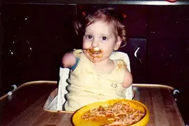 我，出生的时候因为没有四肢被父母遗弃，但现在我过着幸福的生活图片