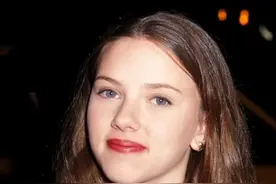 斯嘉丽·约翰逊“钢丝”礼服太诱惑，这样的造型真是清凉又解暑图片