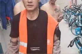 杭州某工地停了50多辆共享单车 还被人换了链条锁图片