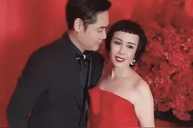 55岁妈妈嫁37岁小伙：为爱等待18年后，终获女儿“猫七七”的祝福图片