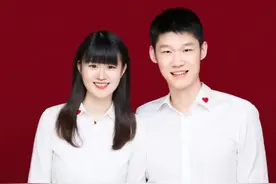中国男篮又1对神仙眷侣！22岁天才新星正式领证，与爱妻相恋6年图片