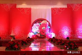 从表妹在婚礼上被按着下跪，就知道她的婚姻会不幸，开始就注定了图片