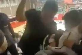 CBA名场面！辽宁球迷暴揍浙江观众，一片叫好，保安都没拦住图片