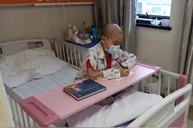 八岁男孩每天恶补功课，梦想回到课堂，做一个最帅光头学霸图片