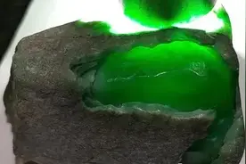 中国一男子在缅甸赌石，380万买下的石头，一刀切出10个亿！图片