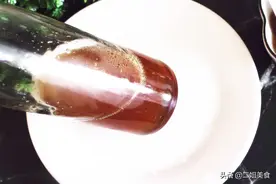 买香油时，只需要将香油瓶子摇晃一下，真假香油一看便知，别乱买图片