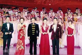 她是央视美女主持，2婚上《非诚勿扰》，登台1小时牵手富豪图片