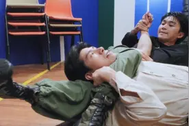 逃学威龙-星爷和黑社会在学校火拼，关键时刻夺命剪刀脚重出江湖图片