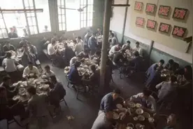 六七十年代，粮食定量供应，外出办事凭粮票饭店就餐图片