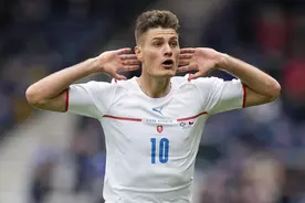 21岁被豪门签下，还没进队就被退货，这就是欧洲杯打入5球的希克图片