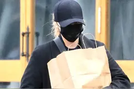 科洛·莫瑞兹现身街头，防疫意识很强，口罩和手套一样不少图片