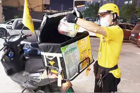 外卖小哥张兴军的“夜单生活”图片