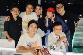 51岁港星袁洁莹颜值回春？淡妆出镜与好友聚餐，曾因厌食症暴瘦图片