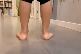 孩子走路“内八”or“外八”，可能和这 3 个小习惯有关图片