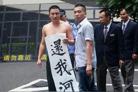 10年前，火烧靖国神社的中国小伙刘强，现在过得怎么样了？图片