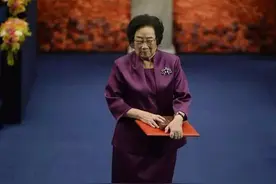 五年前屠呦呦荣获诺奖，她说，科学工作者要用创新精神去寻找新事物图片