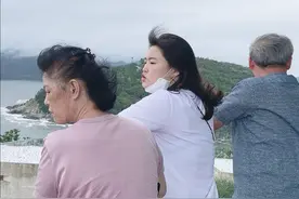 宋仲基一家8口出游，其妹妹久违露出侧脸，五官与宋仲基神似图片