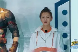 鹿晗摘掉帽子扎起丸子头，完美诠释有颜就是任性图片
