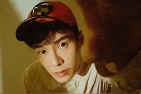 王冠逸男友系大片曝光 定格率真随性范图片