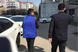 “抄号族”火了，自由职业却能月入过万，车主却慌了：求放过图片