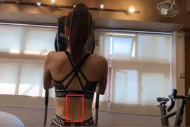郭富城小22岁娇妻健身！穿运动内衣秀蝴蝶背，纤细蜂腰无一丝赘肉图片