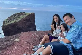 40岁陈冠希近照曝光，一家人海边度假超温馨，3岁女儿腿长瞩目图片