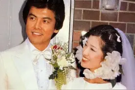 传奇女星山口百惠全家都那么节俭，儿子儿媳吃平价寿司靠电车出行图片
