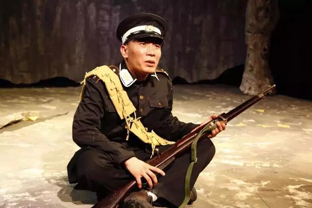 世界再吵闹，不过方寸之间，一条板凳的尺寸