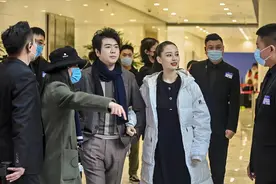吉娜怀孕后依旧很拼，和丈夫郎朗出席活动，化浓妆状态超棒图片