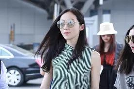 韩雪身穿绿色条纹上衣配白短裤，清爽减龄图片