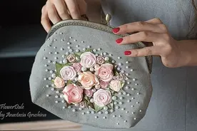 这组口金包上的立体丝带绣花太美了图片