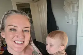 英国女子不到35岁就当了外婆，常被误认为是外孙的妈妈图片