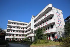 农村小学开学现状，一年级停止招生，好学生转走了图片