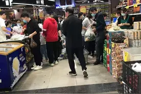 大妈逛超市绊到了婴儿车轮，法院判决宝妈赔偿大妈13万，合理吗？图片