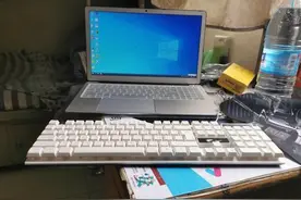 学生已结束高考，进入大学该给孩子配电脑吗？看大学老师怎么说图片