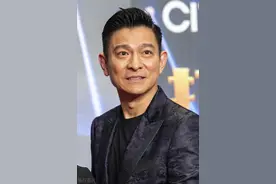 60岁刘德华自己做咖啡，手法专业帅气依旧，却遭助理催促来不及喝图片