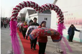 六旬老汉娶了一位未婚大姑娘：掀下红盖头那刻大家都笑了图片