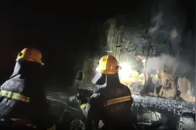 江西：大货车离奇自燃，车上11吨香蕉变香“焦”图片