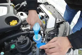 怎么看汽车的玻璃水的剩余多少？