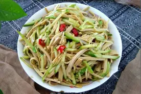 私房菜：酸辣拌干豆腐黄瓜、蒜蓉拌苋菜、凉拌双耳图片