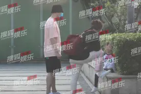 51岁孙红雷带娃逛街，3岁女儿正面曝光身高喜人，保姆司机随行图片