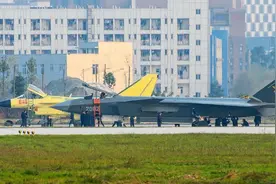 解放军疑似演练打击美军基地！无侦8与东风17联手，F35模型现身图片